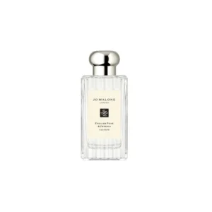 Klasyczny flakon Jo Malone English Pear & Freesia 100ml na tle złotego, jesiennego sadu.