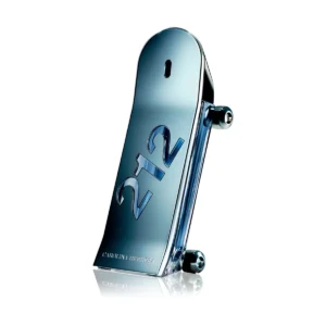 Srebrny flakon w kształcie deskorolki Carolina Herrera 212 Men Heroes 100 ml na tle miejskiego skateparku.