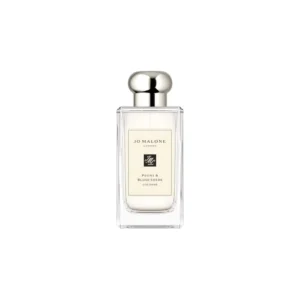 Klasyczny flakon Jo Malone Peony & Blush Suede 100 ml na tle delikatnych, różowych kwiatów piwonii.