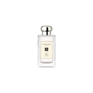 Elegancki flakon Jo Malone Red Roses 100 ml na tle aksamitnych płatków czerwonych róż.