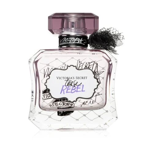 Fioletowy, szklany flakon Tease Rebel 100 ml z charakterystycznym, nowoczesnym nadrukiem i czarnym korkiem.